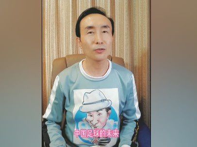 受世人追捧却独爱宠物狗乐乐“爱狗不爱人”的大族令媛乖乖（吴昕 饰），想操纵“全球名犬选美年夜赛”让乐乐立名立万，请到担负本次年夜赛评委的着名训犬年夜师“狗博士”何马（何炅 饰）和宠物美容师韦加斯（李维嘉 饰）出马，将“屌丝狗”乐乐一番包装打造终究麻雀变凤凰，终究在年夜赛中胜出的乐乐一夜暴富身价飞涨，却不意遭到常常失落链子的两位忍者神偷坡姐（谢娜 饰）和萨嘟嘟（杜海涛 饰）的觊觎。因而五位古灵精怪的爱狗达人赴异国睁开一段惊险刺激的夺狗年夜冒险……
